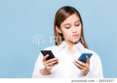 比較智能手機的女性 36058837