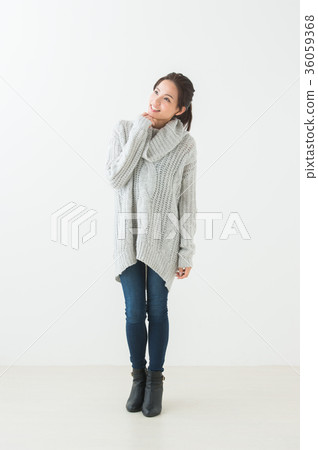 二十多歲的女性(秋冬季白色背景) 二十多歲的女性(秋冬季白色背景) 36059368