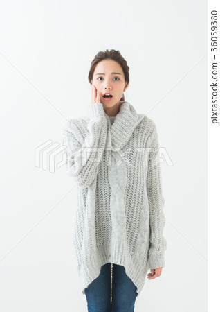 二十多歲的女性（秋冬季白色背景） 36059380