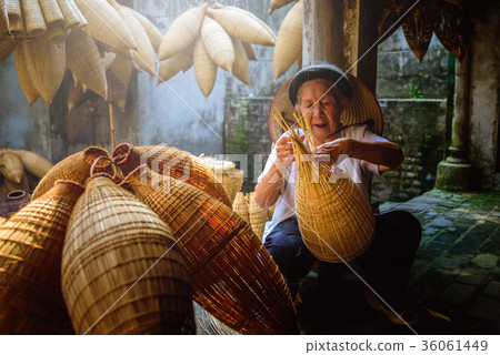 Vietnamese fishermen are doing basketry 36061449