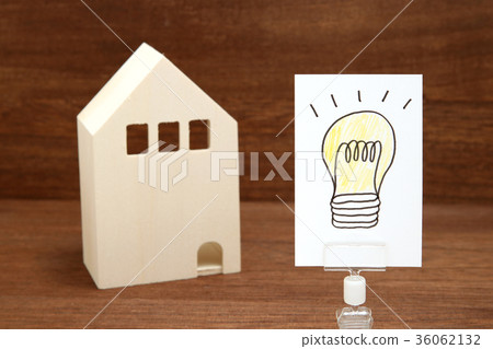 一個電燈泡和房子的手寫的例證 一個電燈泡和房子的手寫的例證 36062132
