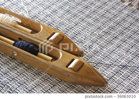 Hand-woven cloth and bales on the loom 36063010