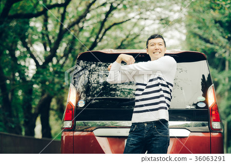 A break along the drive Young men doing stretching 36063291