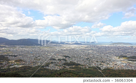 鳥瞰福岡縣福岡市（2017年11月拍攝）從Katae天文台上方多雲 36063304