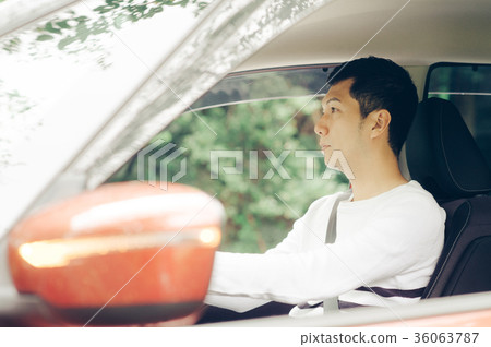 駕駛汽車的年輕人駕駛假日 駕駛汽車的年輕人駕駛假日 36063787