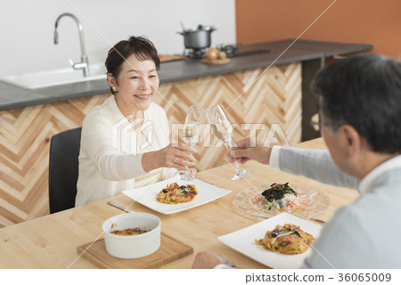 Senior couple and the sea 36065009