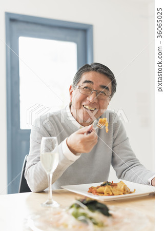 Senior couple and the sea 36065025