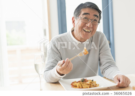 Senior couple and the sea 36065026