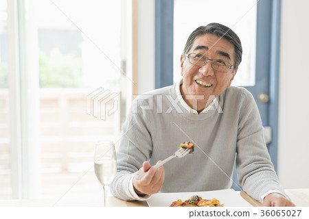 Senior couple and the sea 36065027