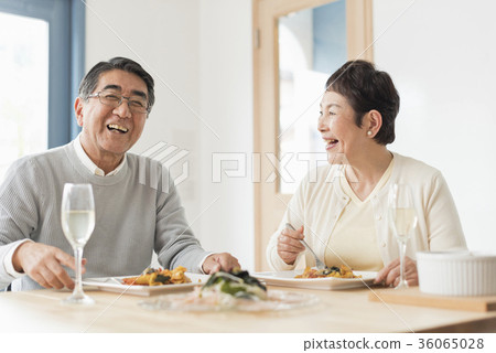 Senior couple and the sea 36065028