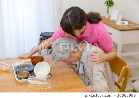 *Severe blurring due to production Great earthquake occurred Caregiver protecting the elderly Elderly cold Sick 36065999