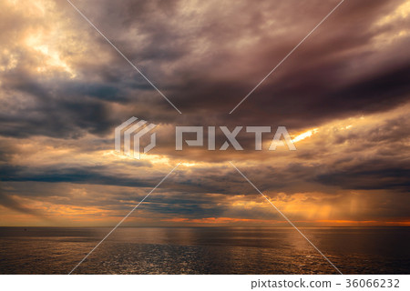 Dramatic ocean sunset Dramatic ocean sunset 36066232