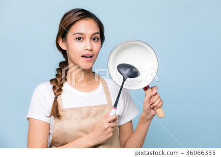 拿著罐的婦女 36066335