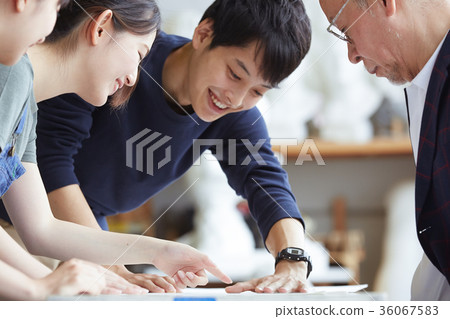 Young and senior drawing a picture Young and senior drawing a picture 36067583