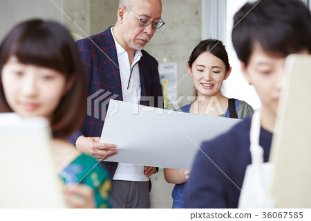 Young and senior drawing a picture Young and senior drawing a picture 36067585