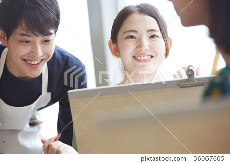 Young people drawing pictures Young people drawing pictures 36067605