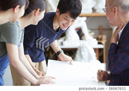 Young and senior drawing a picture Young and senior drawing a picture 36067631