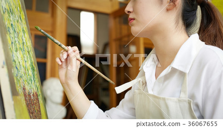 Woman drawing a picture 36067655
