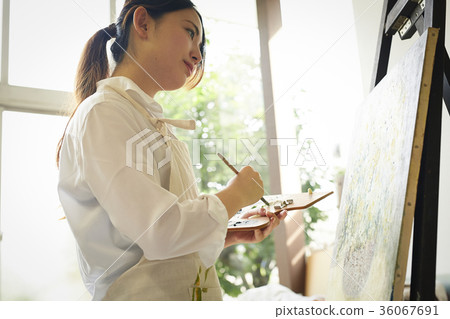 Woman drawing a picture 36067691