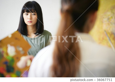 一個塑造圖片的女人 一個塑造圖片的女人 36067751