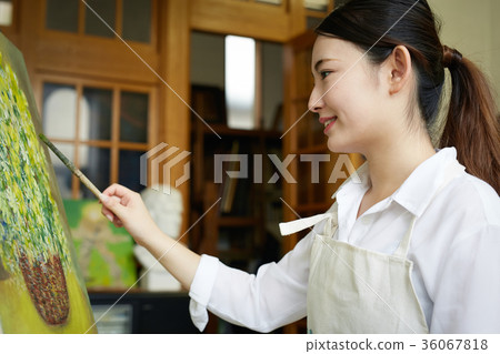 Woman drawing a picture 36067818