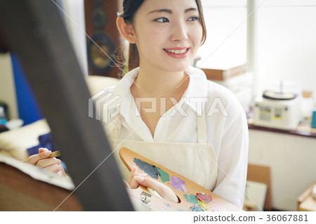 Woman drawing a picture 36067881