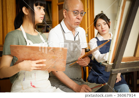 Young and senior drawing a picture Young and senior drawing a picture 36067914