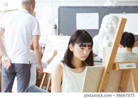 Woman drawing a picture Woman drawing a picture 36067975