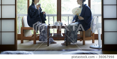 享受溫泉旅行的婦女 36067998