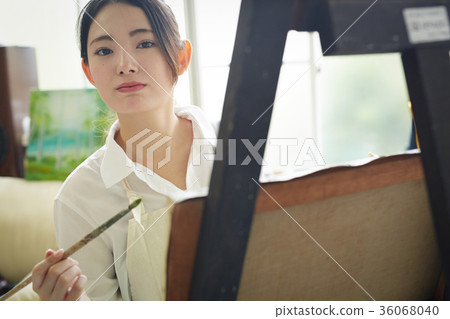 Woman drawing a picture Woman drawing a picture 36068040