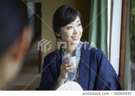 享受溫泉旅行的婦女 36068041