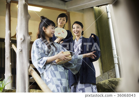 享受溫泉旅行的婦女 36068043