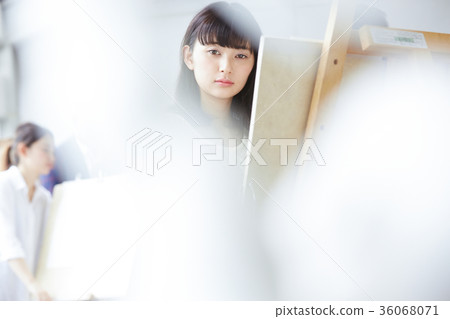 Woman drawing a picture 36068071