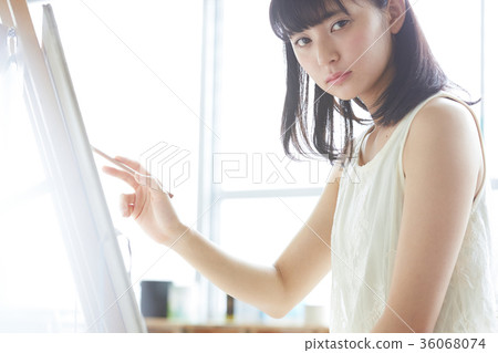 Woman drawing a picture 36068074