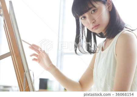 Woman drawing a picture 36068154