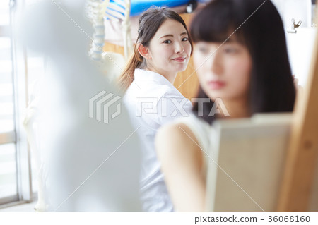 Woman drawing a picture 36068160