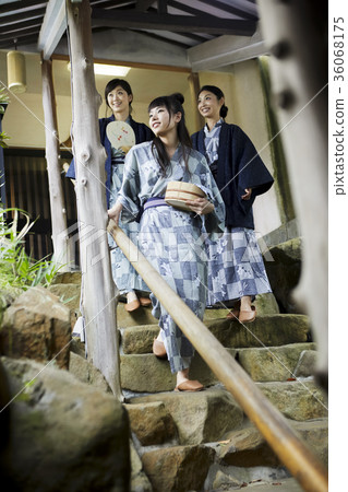 享受溫泉旅行的婦女 36068175