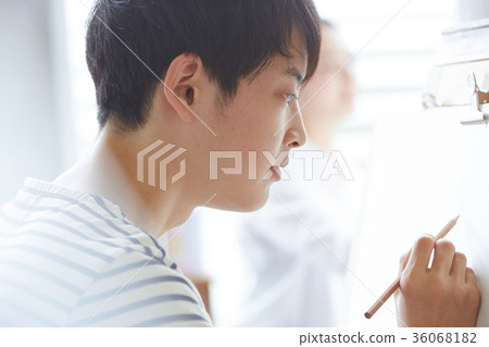Young people drawing pictures Young people drawing pictures 36068182