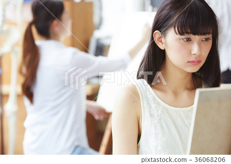 畫畫的女人 36068206