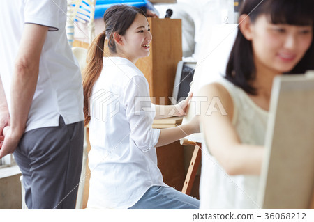 Woman drawing a picture 36068212