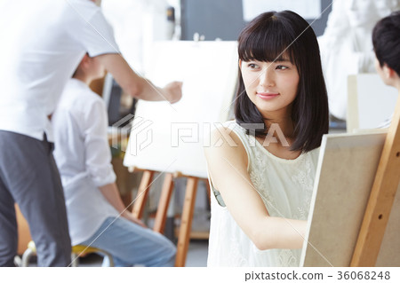 Woman drawing a picture 36068248