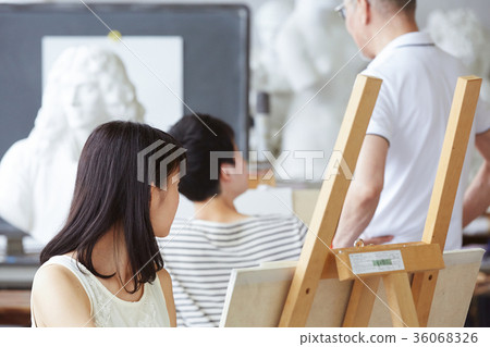Woman drawing a picture 36068326
