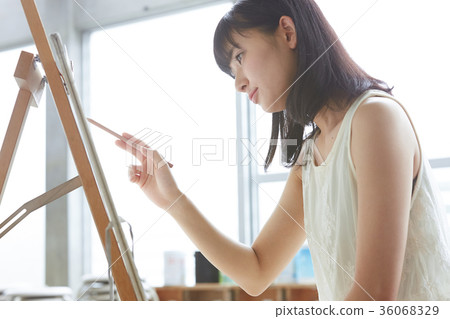 Woman drawing a picture 36068329