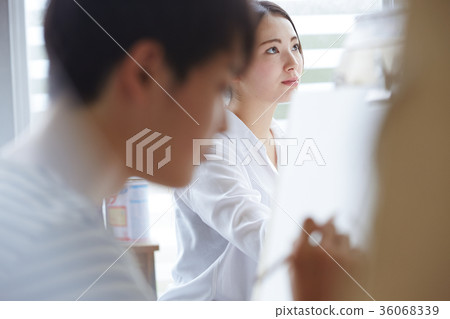 Woman drawing a picture 36068339