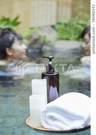 露天浴池的女人 36068342
