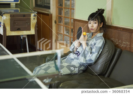 婦女在溫泉娛樂室 36068354