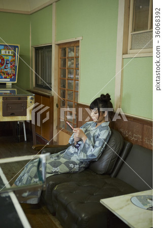 婦女在溫泉娛樂室 婦女在溫泉娛樂室 36068392