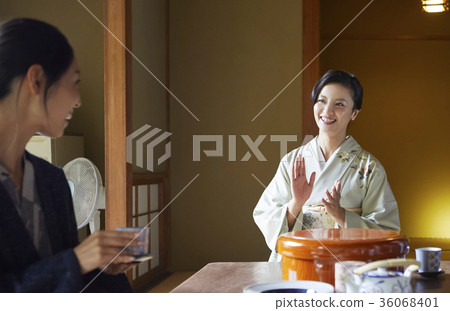 客棧的女主人 36068401