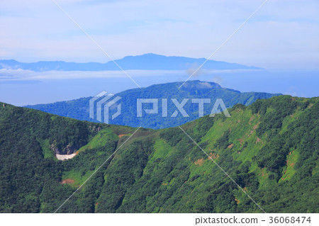 從山頂看到的日本海和坎巴山脈。 從山頂看到的日本海和坎巴山脈。 36068474