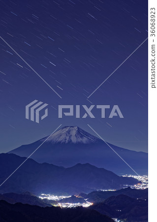 從山上看到的富士山的夜景和星空。 36068923